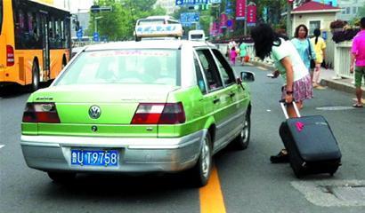 青島火車站周邊出租車挑客拒載現(xiàn)象嚴重，監(jiān)管亟待加強